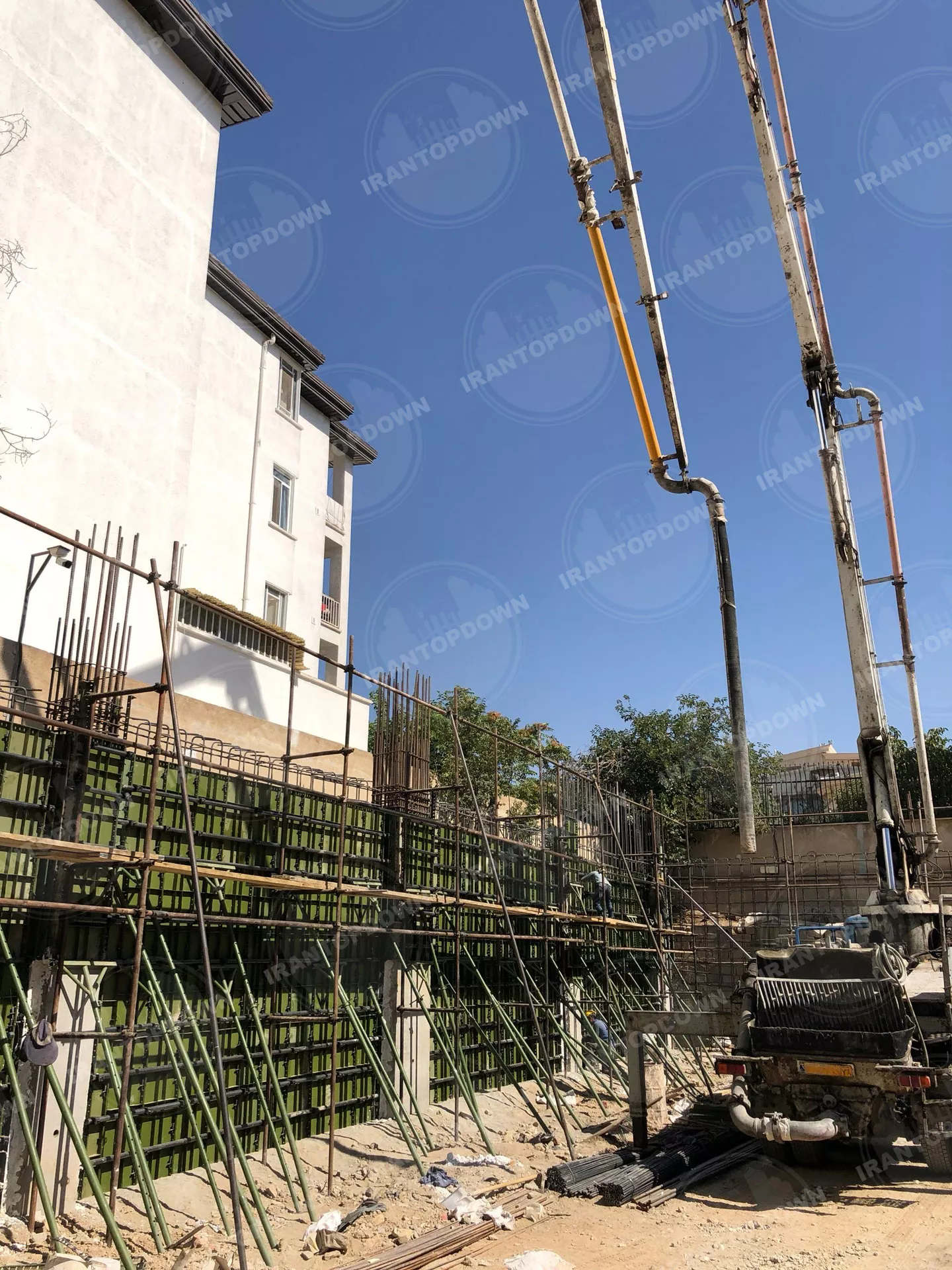 قالب بندی و بتن ریزی دیوارهای حائل در روش تاپ دان